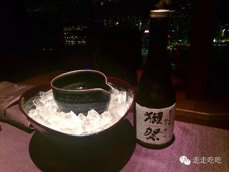 上菜的时候是品尝的最佳时机,这就跟坐在寿司台边吃手握寿司一般:当菜