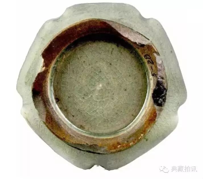 耀州窑青釉瓜棱腹长颈瓶