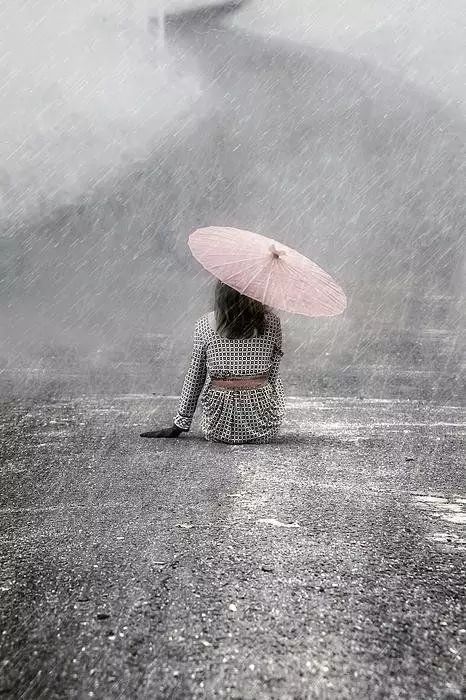 一个人经受了所有的风雨,熬过了所有的苦难,也就不期待一定要和谁在一