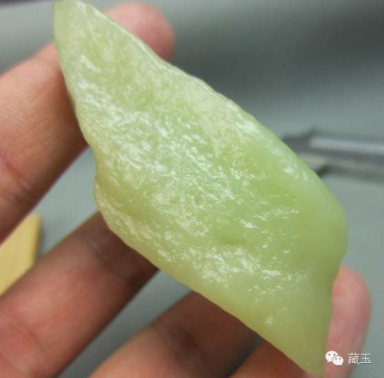 但是不怎么泛绿,肉质属于典型的俄料特征结构均匀较大