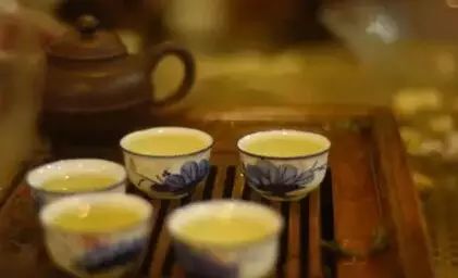 所以才说 一个成功男人背后,   男人如茶,女人似水,茶水交融,缺一不可