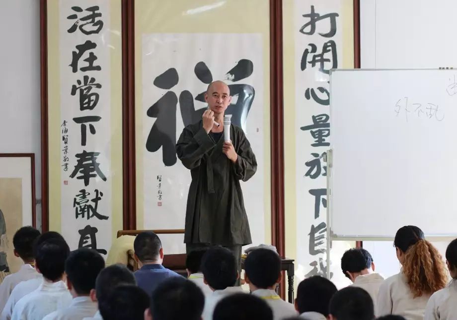 香海禅寺住持贤宗法师开示:富者有力给予,贵者为人所需.
