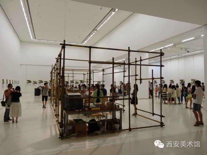 西安美术馆二层主展厅正在进行的展览"模幻现实主义"展出的是西安美院