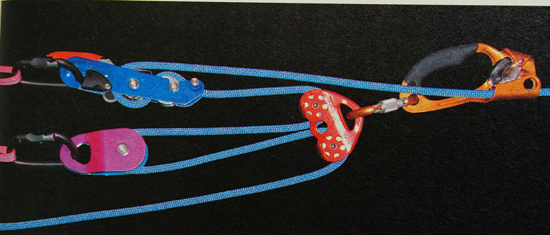 用力拉绳可将溜索绳收紧,如果过程中需要移动上升器,单向锁定滑轮