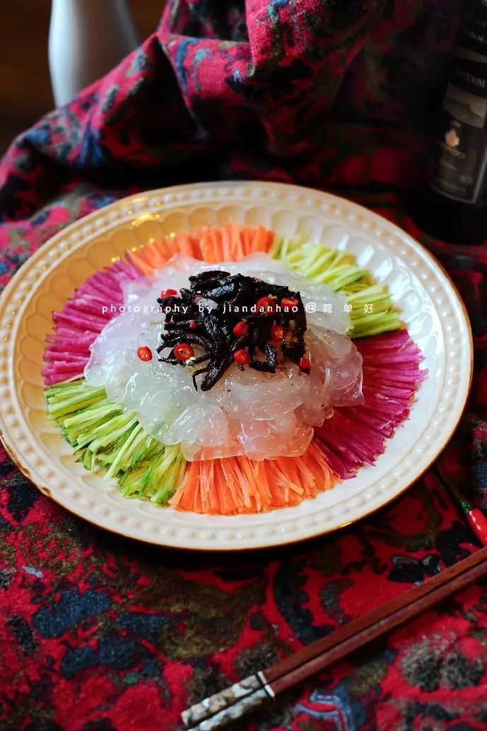 上至数千元的宴席,下至百姓家的餐桌都少不了拌拉皮这道凉菜