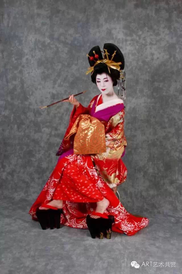 全身服装装束约13公斤左右.木屐 三齿构造.一只鞋子的重量2.5公斤.