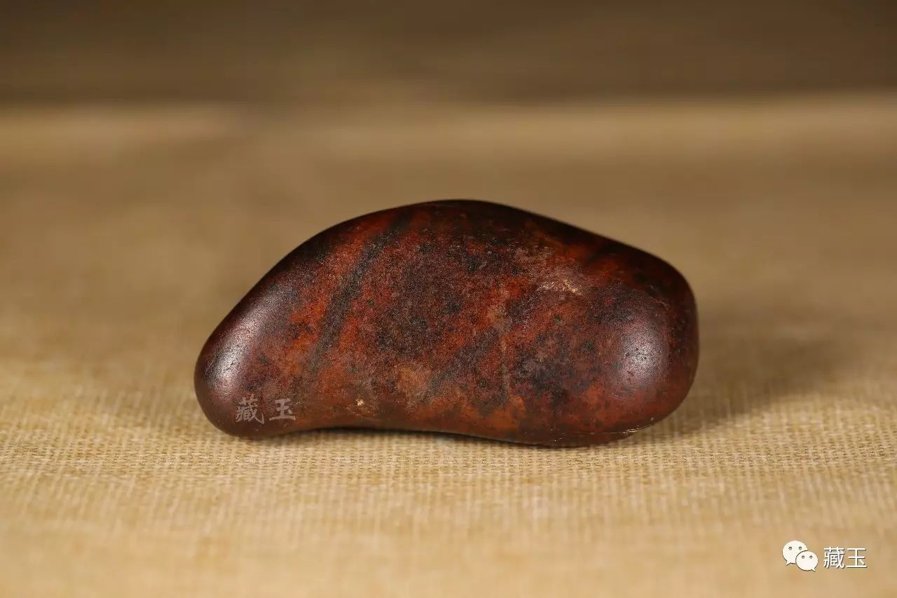 第三张长这样,这也是一块红沁籽料,玉性很好,油性好,颜色漂亮,料子