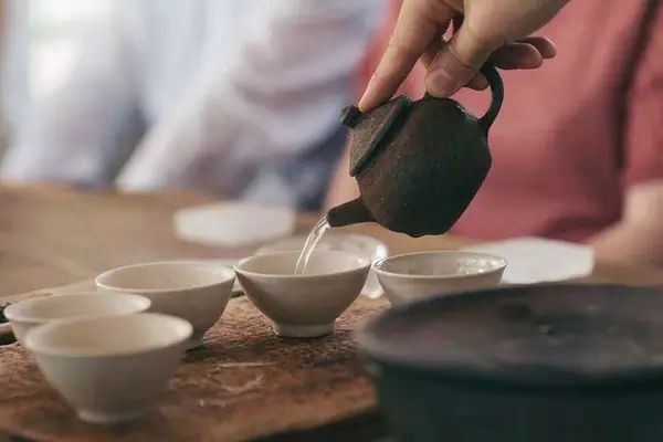 泡茶倒茶