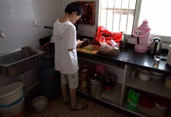 这个宁乡少年4岁会做饭，照顾病母10年，全国都为他点赞！