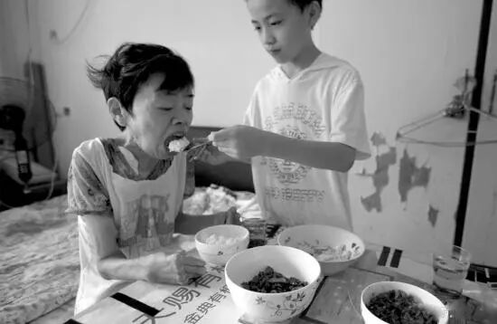 这个宁乡少年4岁会做饭，照顾病母10年，全国都为他点赞！