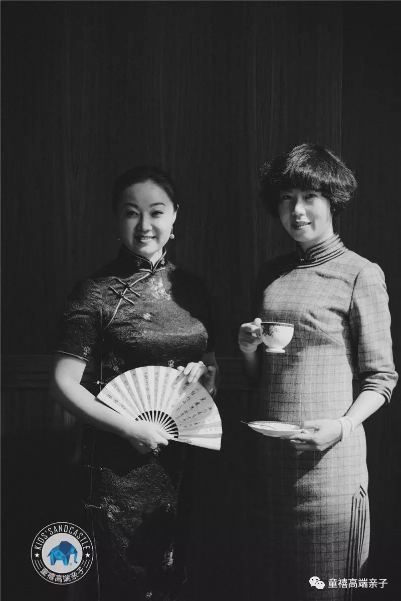 民国时期,一些西学的女子,可以穿洋装,也可以穿旗袍,流利的英语和西式