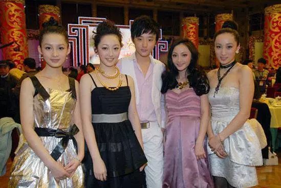 难怪蒋梦婕不敢放出路人照，白得吓人好尴尬，打没打美白针差别大