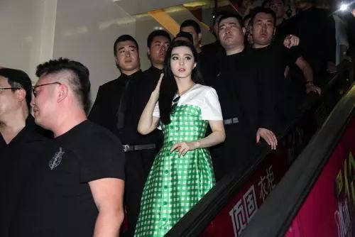 这些明星出场阵仗大，范冰冰带15个保镖，赵丽颖最亲民接地气！