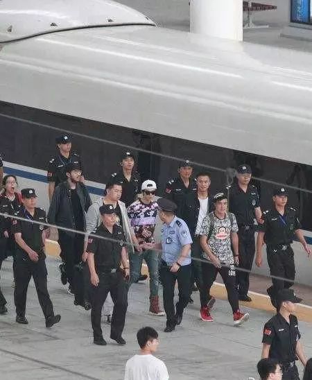 这些明星出场阵仗大，范冰冰带15个保镖，赵丽颖最亲民接地气！