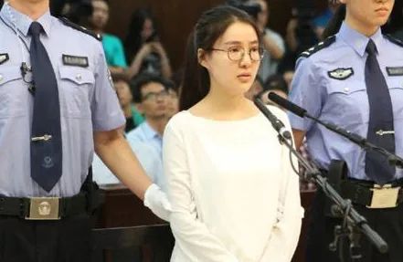 被深爱的男人亲手把她送进监狱，竟然还交待一句“好好关照她”，