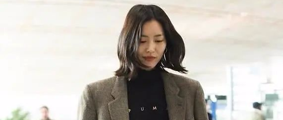 刘雯机场为啥老爱穿同一条“黑裤子”？看完她搭配，瞬间明白了！