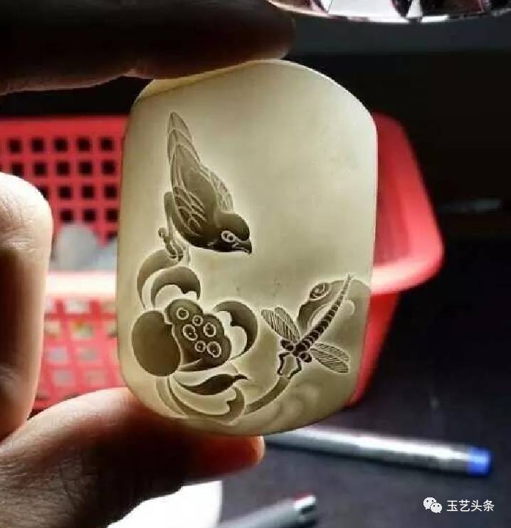 由于一般的花鸟玉雕都是小件玉雕,器形大多数都是不规则的圆形,椭圆形