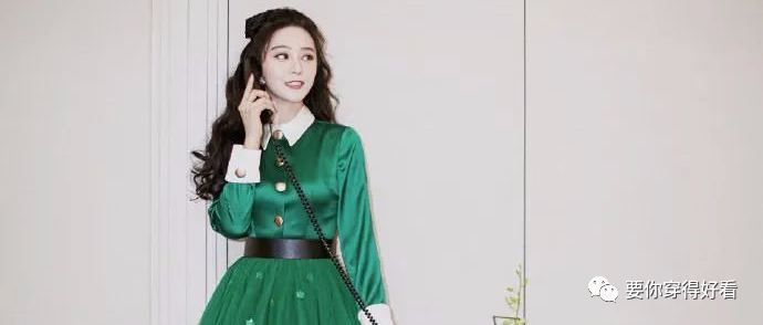 范冰冰复古绿色裙装优雅迷人，黑色蝴蝶结披肩长卷发，甜美浪漫