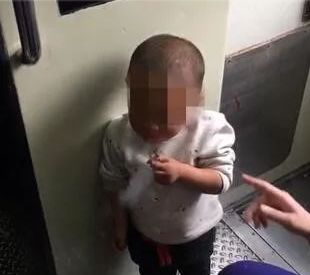 火车上4岁男孩独自抽烟 很享受的样子...爸爸为何这么做？