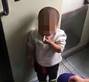 火车上4岁男孩独自抽烟 很享受的样子...爸爸为何这么做？