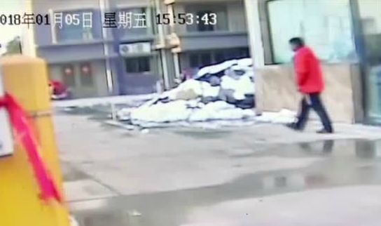 悲剧！9岁男孩弄丢手机被母亲暴打身亡，生前最后一句话：妈妈，