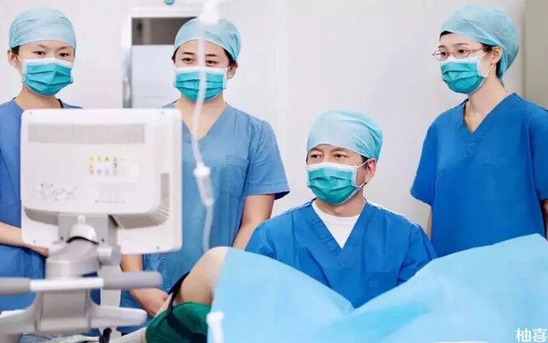 医生正在进行试管移植手术