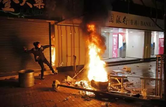 香港骚乱背后的警贩冲突