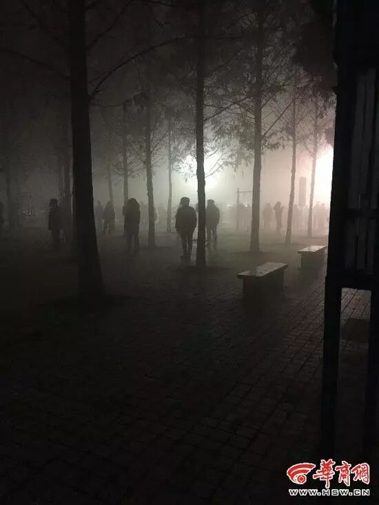 12月1日，一张大妈们在雾霾中跳广场舞的图片在网上走红。