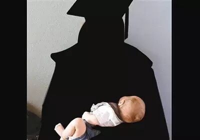 各大高校的就业季已经过半，随着“二孩”政策的全面放开，女生就业的形势更是“难上加难”。北京青年报记者近日走访北京多所高校发现，女大学生求职时被问“你打算什么时候要孩子？”几成“必问”环节之一。很多学生发现在简历中注明“已婚已育”的女生就业成功率更高。与此形成呼应的是高校内的“研究生妈妈”越来越多，有的院系就有十几个女生在校期间生子，甚至生子现象向本科生蔓延。