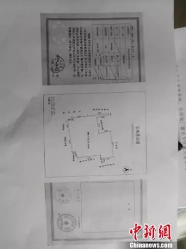 校方向记者展示的土地使用证书复印件。　王天译 摄