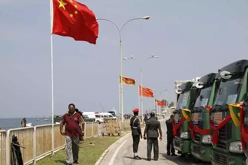 对于斯里兰卡这类有友好合作历史和基础、但政府对外政策受政党更替影响较大的国家，中国所要做的绝不是沉迷于片刻友好繁荣的假象，而应认清双方展开合作的真正基础，不要期待对方能够超脱自身的政治经济结构。