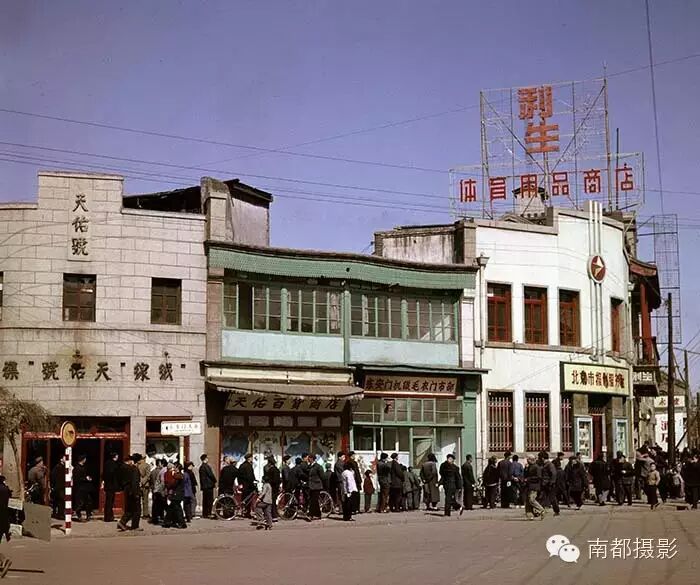 1965年4月,北京,东安门大街.排队购物的人群.