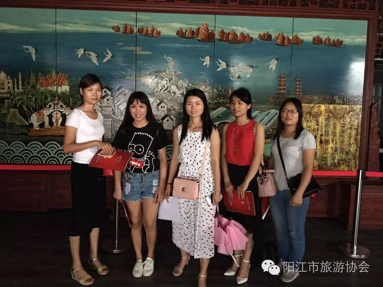 我市国家持证导游走进阳江市漆艺院，加深了解阳江传统