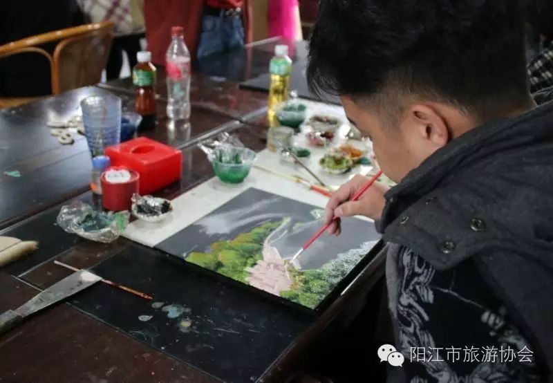我市国家持证导游走进阳江市漆艺院，加深了解阳江传统