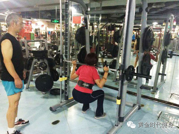 [正能量]郑州60岁情侣健身图！融化千万市民的心！