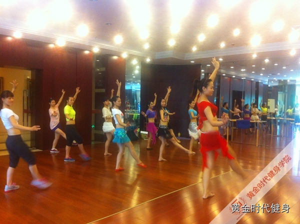 黄金时代健身学院学员毕业考试的一天