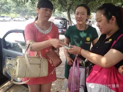 黄金时代店长经理街头爱心感召 用行动传递爱