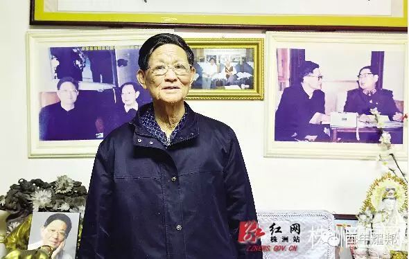 陈利明老先生今年78岁，他家的客厅里挂有他和胡耀邦等人的照片 记者 张媛 实习生 易汗文 摄