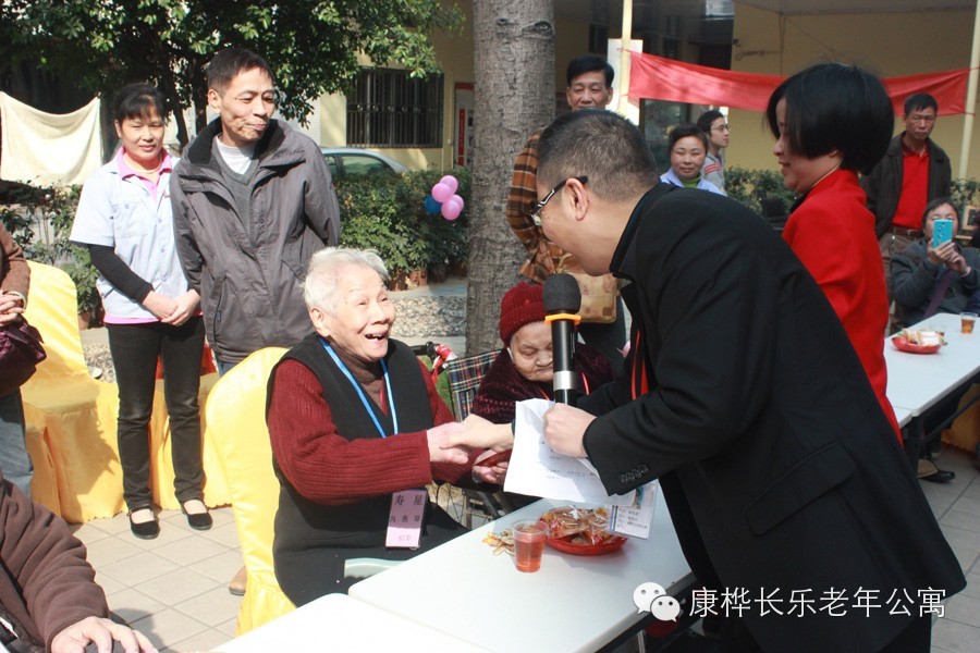 院长给寿星老人们派红包