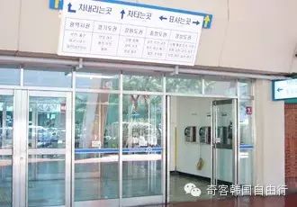 入口处有韩文版线路指示牌（出站口、进站口、售票处）