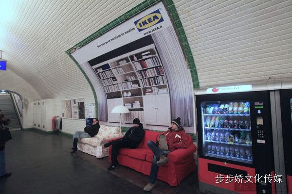 当地铁里的座椅扶手变成这样，设计师也是醉了......