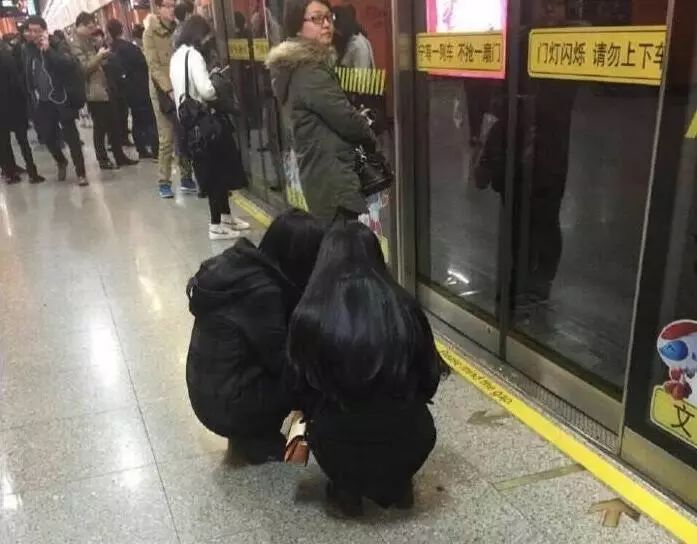 以怎样的蹲姿在车站等车才不会被喷？