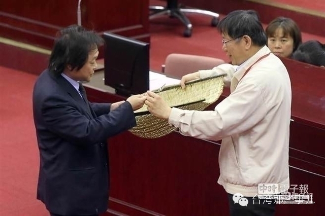 成人漫画 白老鼠 假人头 台湾那些令人哭笑不得的问政道具 岛内政经 台湾 新闻中心 台海网