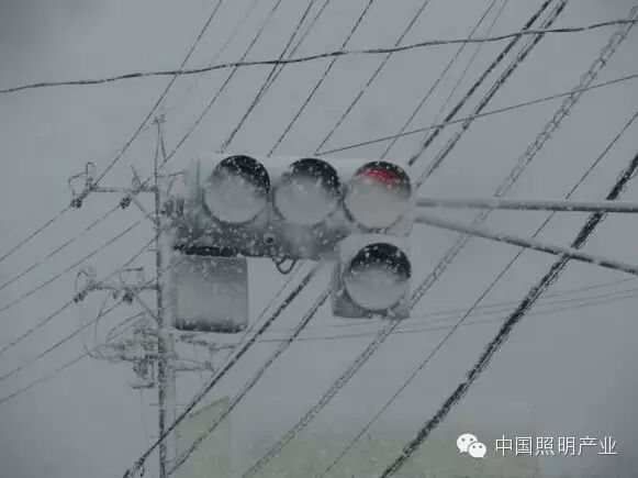 LED交通信号灯遇严寒失灵 反成交通安全杀手