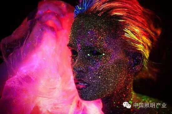 白人变黑人 诡异＂黑光灯＂居然有如此功效