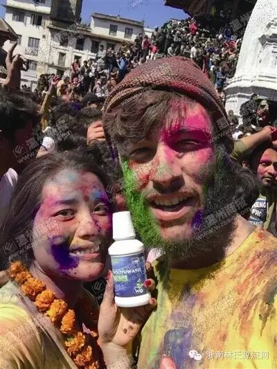 驴友在帮林玉培左推广一款漱口水。