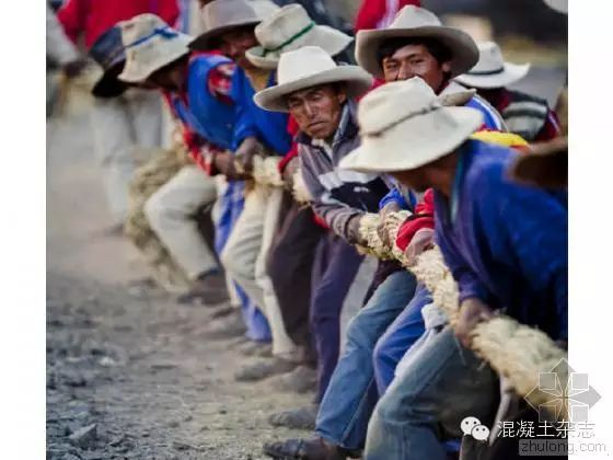 村民们在编织绳索