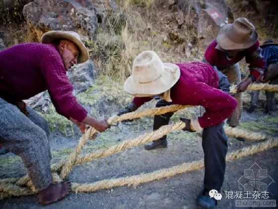 有经验的老人正在编织绳索
