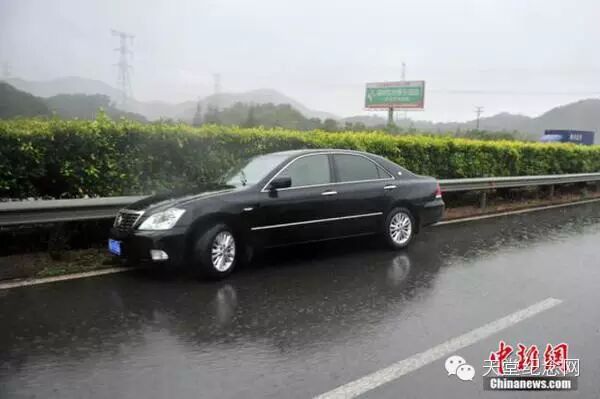 9月29日，据中央气象局台网消息，今年第21号台风“杜鹃”于早上8点50分在福建莆田秀屿区登陆，登陆时最大中心风力12级（33米/秒）。图为在高速公路上的事故车辆。