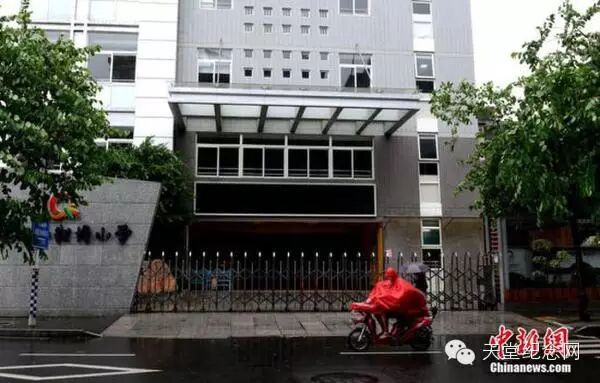 9月29日上午，受台风杜鹃影响福州市区风雨交加，福州市中、小学及幼儿园停课。福建省气象台9月29日8时56分继续发布台风红色信号:台风杜鹃当日8时50分在福建莆田秀屿沿海登陆，登陆时中心附近最大风力12级（33米/秒，台风级）。图为当日上午为防抗台风杜鹃，福州一所小学停课，大门紧闭。